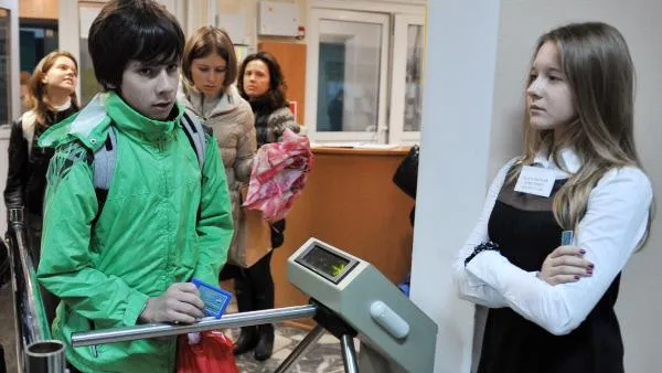 В подмосковных школах могут поставить турникеты