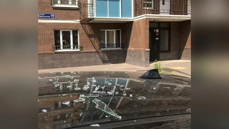 Выпавшая оконная рама разбила автомобиль в Люберцах