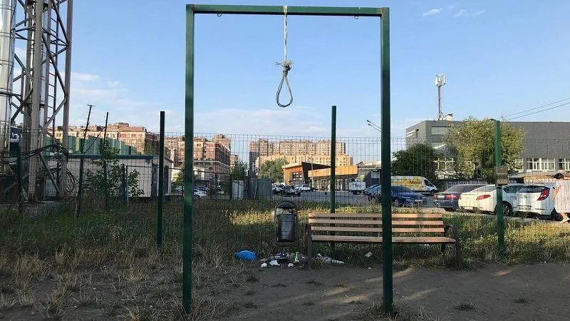 Виселица на площадке для собак напугала прохожих в Химках