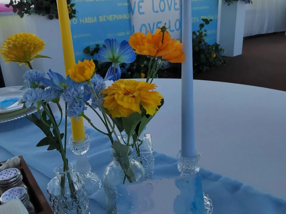 Сочетание ярких акцентов и белых скатертей также популярно. Фото: личный архив Анны Хлопяник