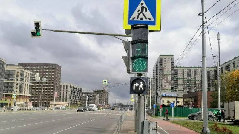 В Красногорске на светофорах Путилковского шоссе поставили бело-лунные секции
