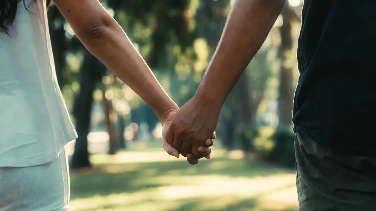 Девушка с карликовостью рассказала об отношениях с высоким парнем и осуждении общества