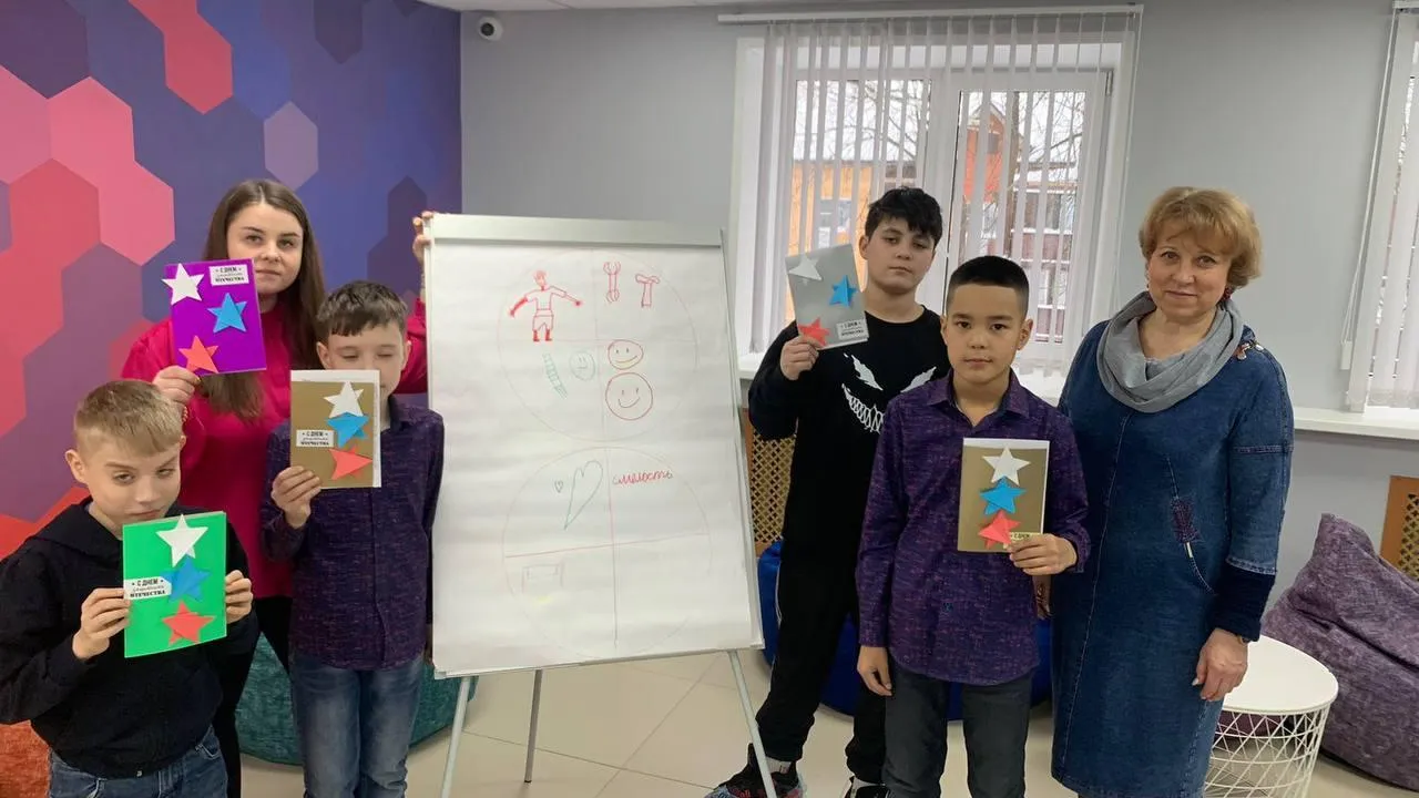 Дети с открытками. Фото: центр «Созвездие»