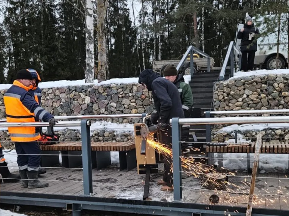 Процесс установки лестницы на Южном озере.&nbsp;Фото: пресс-служба администрации г. о. Черноголовка