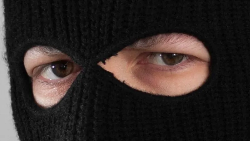 В Петербурге домушник украл из квартиры вставную челюсть