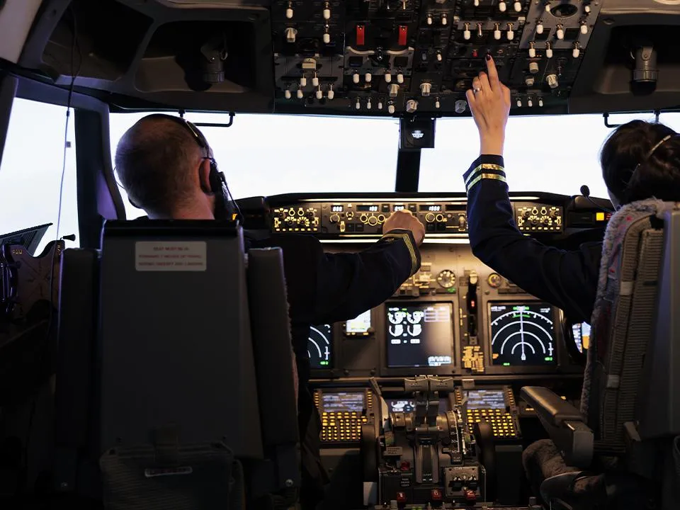 «Пассажир вынужден садиться за штурвал»: как сажают самолеты, если пилотам стало плохо
