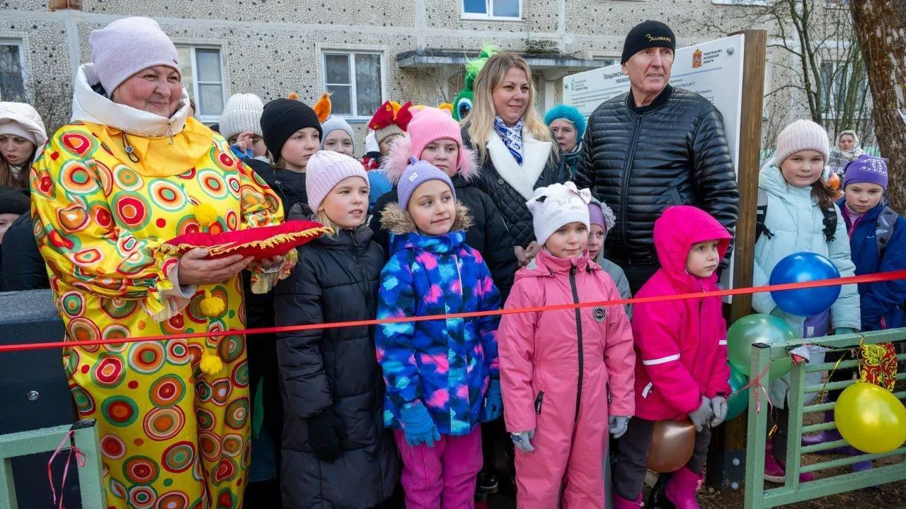 «Единая Россия» приняла участие в открытии детской площадки в поселке Талдомского г.о.