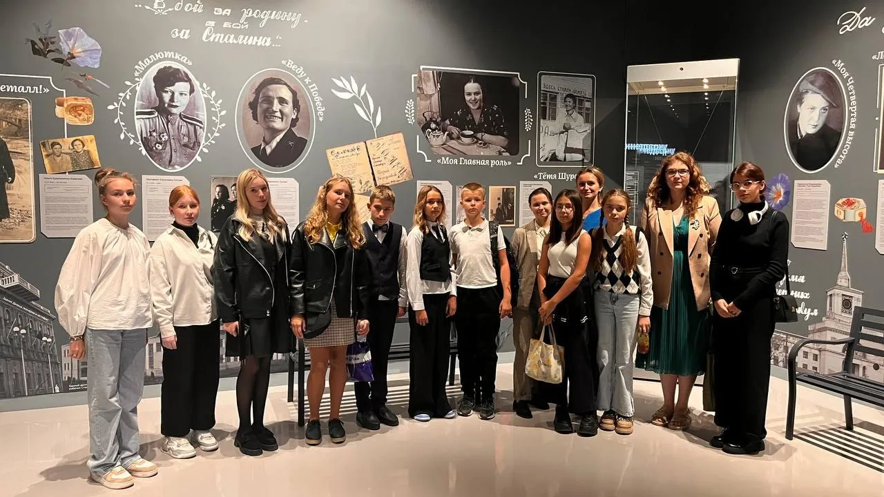Фото: Ученики Борисовской школы с преподавателем в музее «Зоя» / Екатерина Данилина