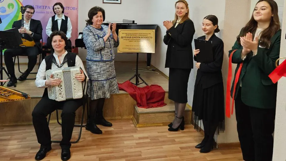 Замглавы Лосино-Петровского Татьяна Голод (слева) и Валентина Тропанец (справа) на торжественном мероприятии в Детской школе искусств. Фото: t.me/dmsh_losino_petrovski