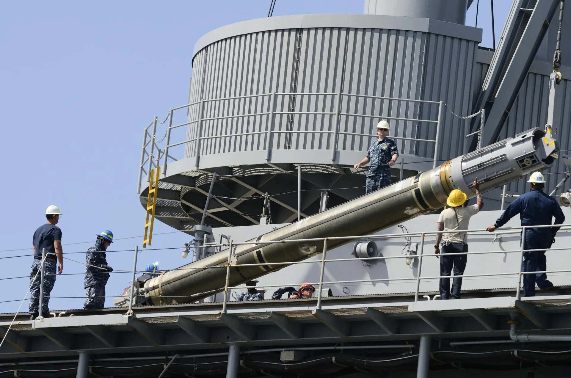 Погрузка ракеты Tomahawk. U.S. Navy/Global Look Press
