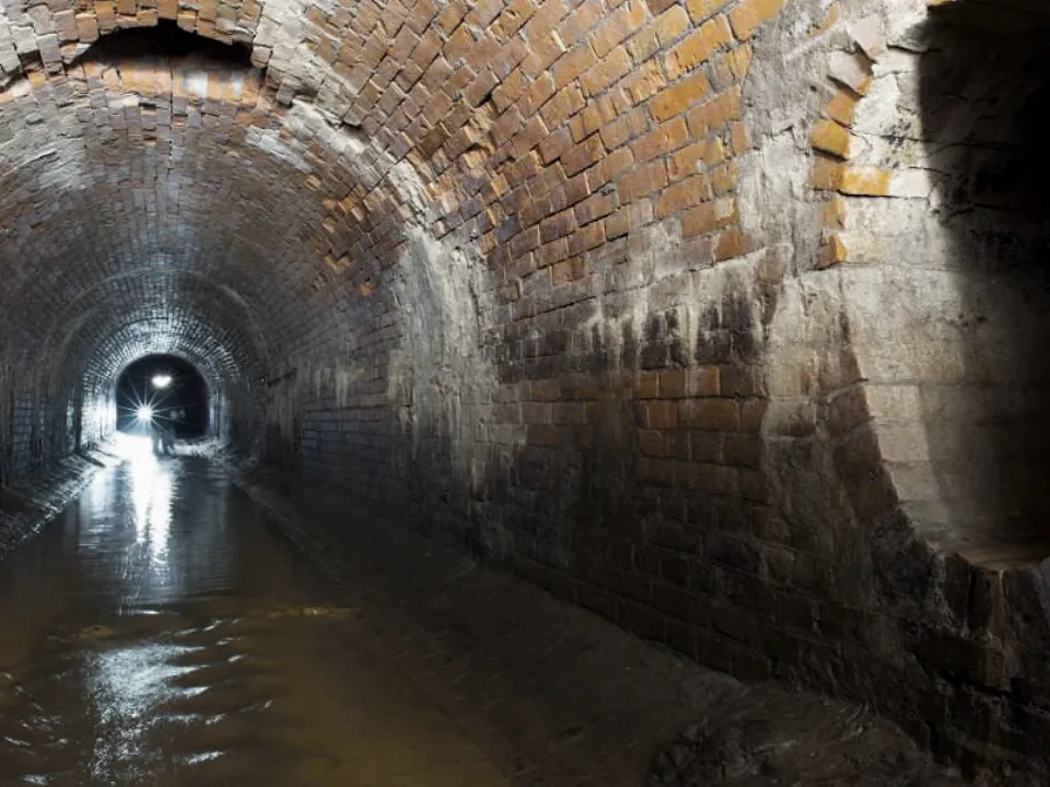 «Это иллюзия»: спелеолог раскрыл роковую ошибку, которую совершили погибшие на экскурсии по коллекторам Москвы