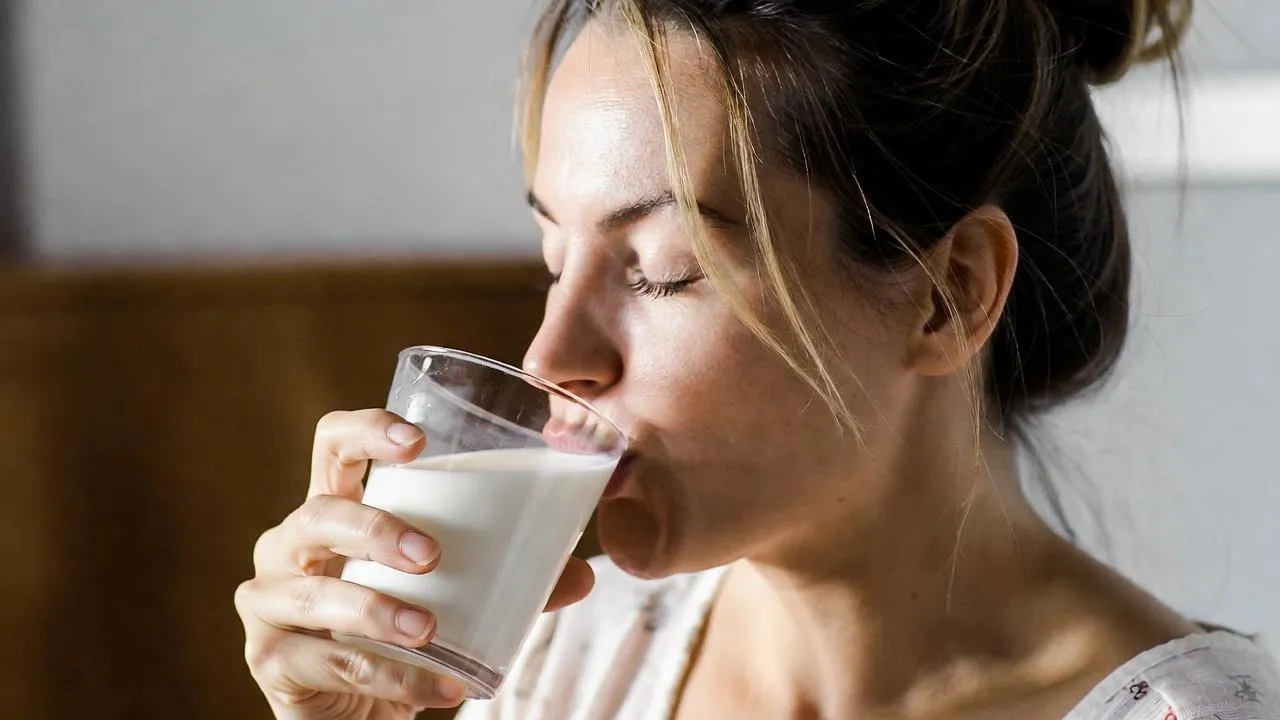 Диетолог предупредил о рисках для иммунитета при отказе от молока