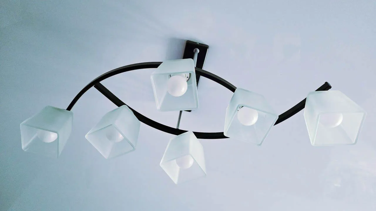 Без света, воды и отопления: в Киеве и многих городах Украины заявили об аварийных отключениях электроэнергии