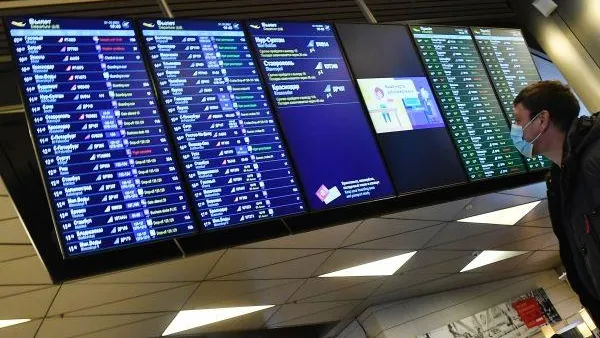 Около 30 рейсов задержали и отменили в столичных аэропортах
