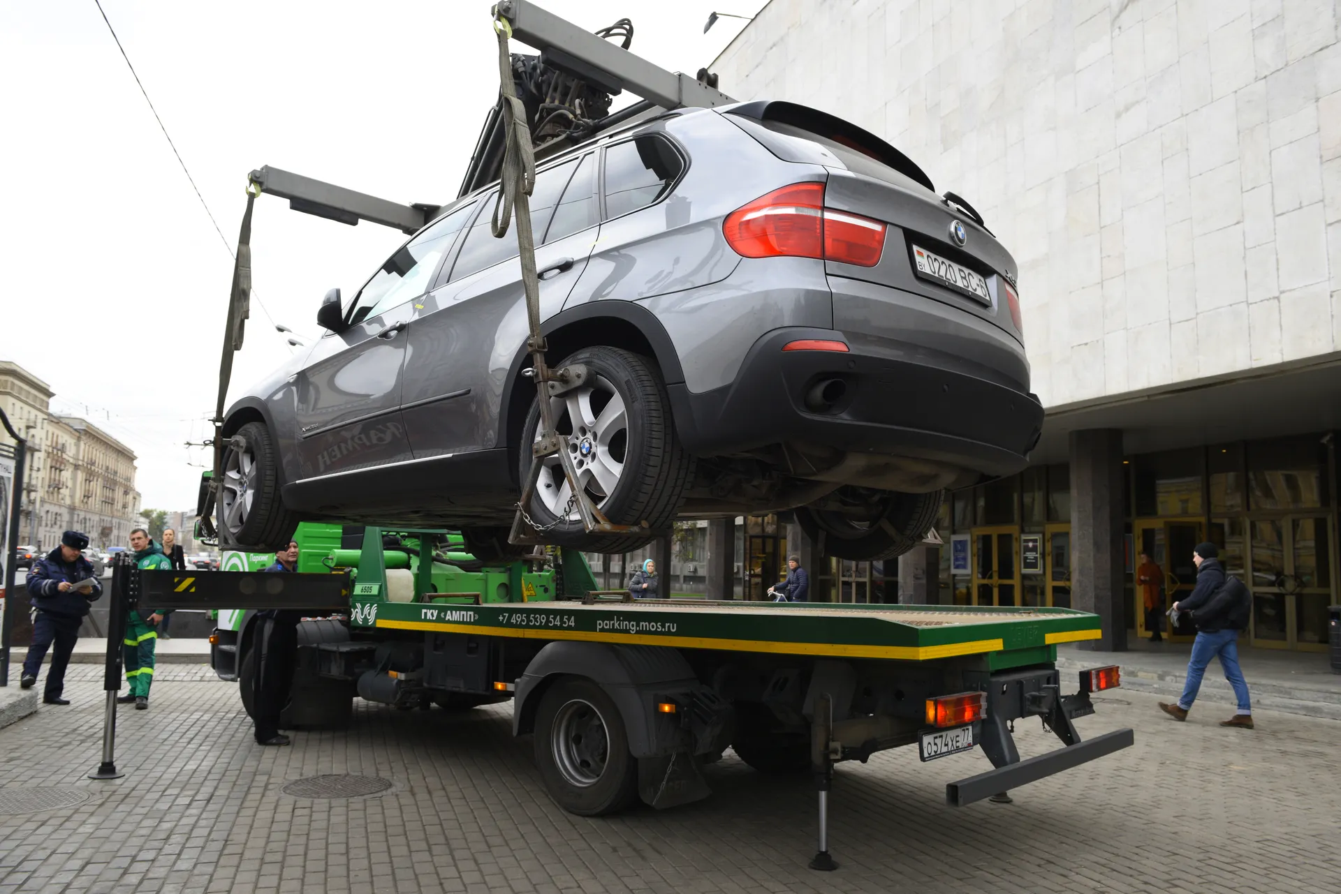 Эвакуатор на улице Садовая-Кудринская в Москве
