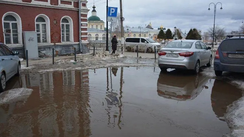 В Коломне ликвидируют огромную лужу посреди города