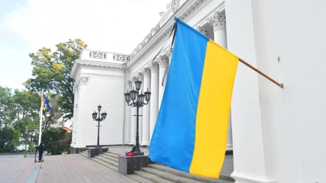 В Одессе со здания мэрии сняли табличку на русском языке