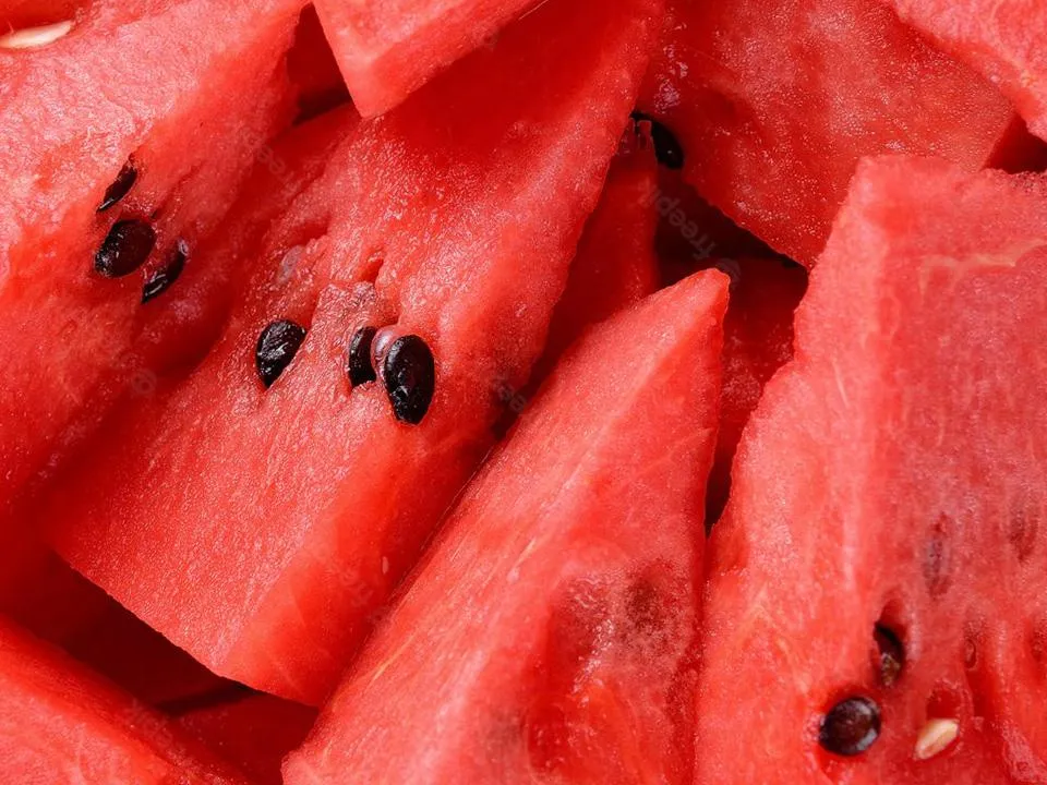 «Они разлагаются быстрее»: диетолог рассказала, какие арбузы опасно покупать