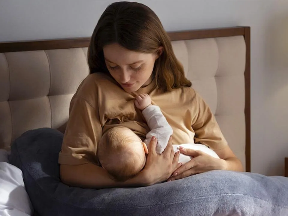 «Может передать вирус»: врач рассказала, при каких заболеваниях нельзя кормить ребенка грудью