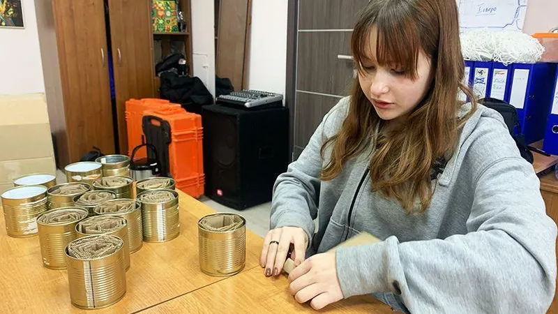 Просты в изготовлении, но важны в бою: стало известно, как создают окопные свечи для бойцов СВО