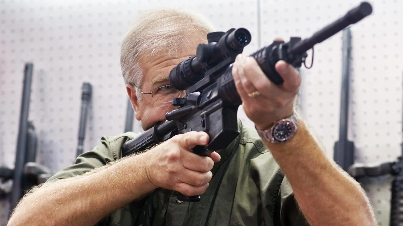 Винтовка AR-15 с оптическим прицелом Trijicon, на конференции NRA в Финиксе. Jack Kurtz