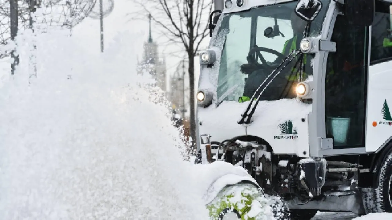 Снегопад не прекращается: бочки с песком расставили для самостоятельной борьбы с гололедом