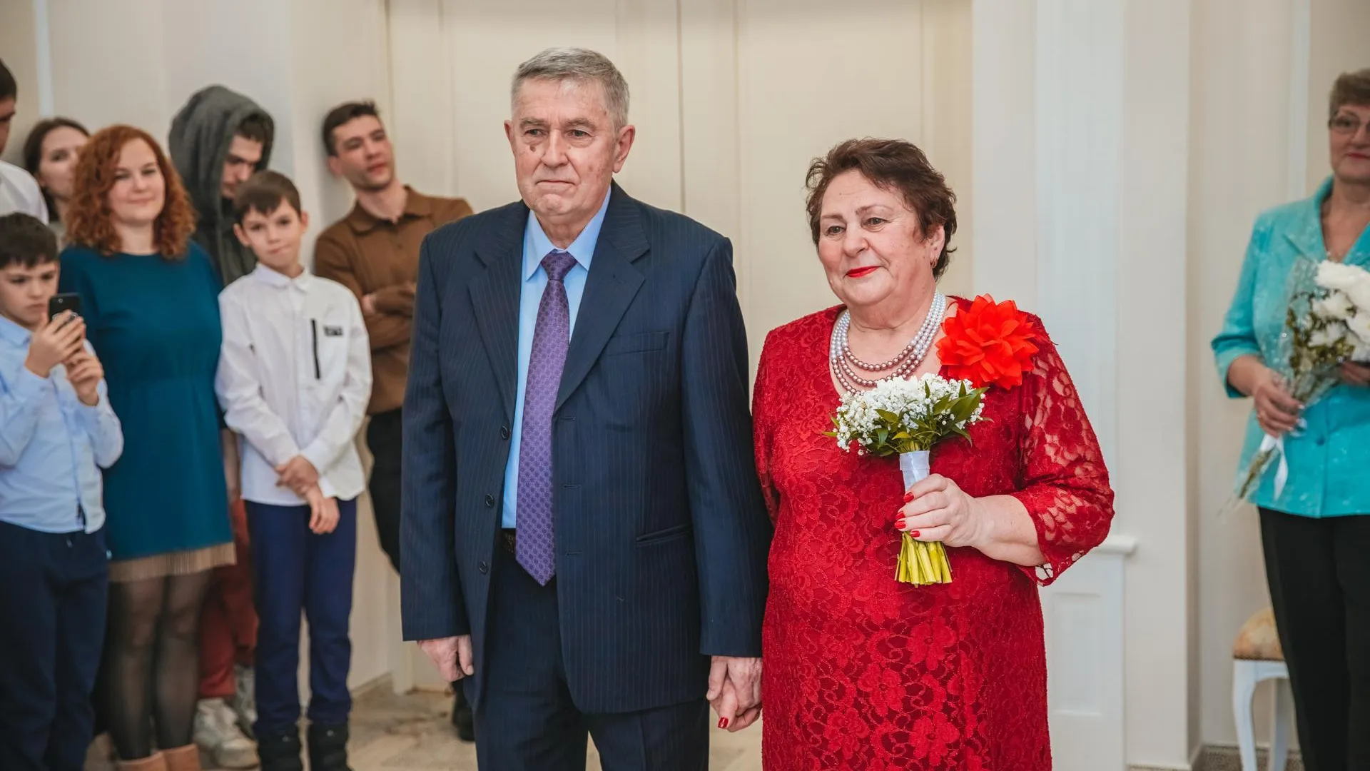 Подмосковным семьям перечислили выплаты к юбилею брака