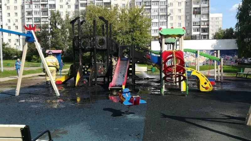 Вандалы сожгли одну из лучших детских площадок в Балашихе