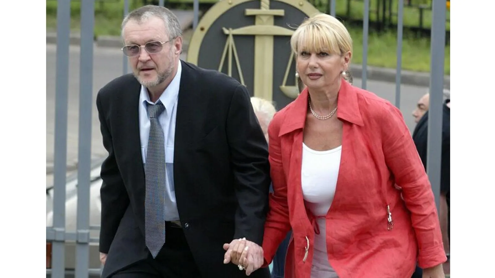 Вячеслав Иваньков (Япончик) с супругой у здания Мосгорсуда, июль 2005 года. Кирилл Каллиников