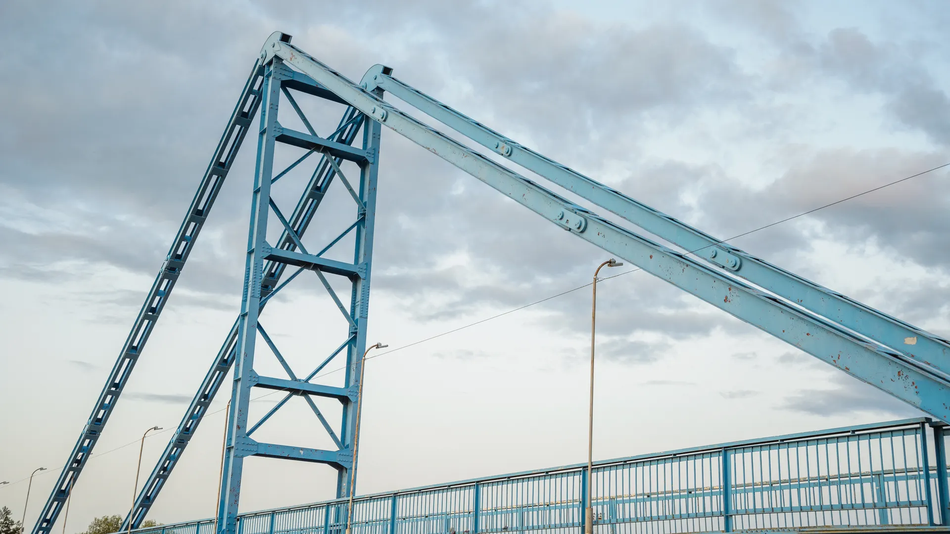 Сотни машин застряли на выезде из полуострова: что происходит на Крымском мосту