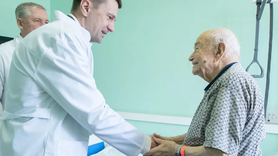 Министр здравоохранения Подмосковья Максим Забелин поздравил ветерана космонавтики Владимира Поляченко с праздником. Фото: администрация г.о. Реутов