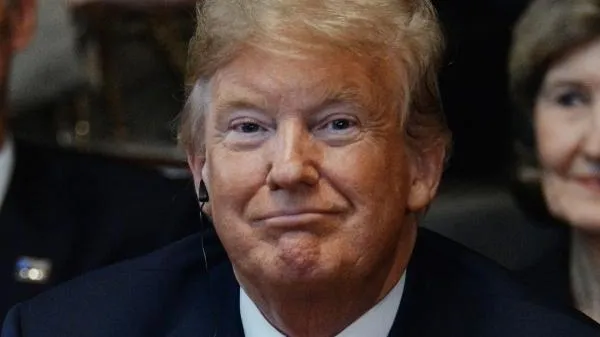 Google выдает фотографию Трампа после введения слова idiot в поисковике