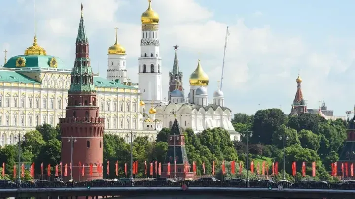Утка в карамели и салат с крабом и клубникой: меню приема в Кремле для глав иностранных делегаций