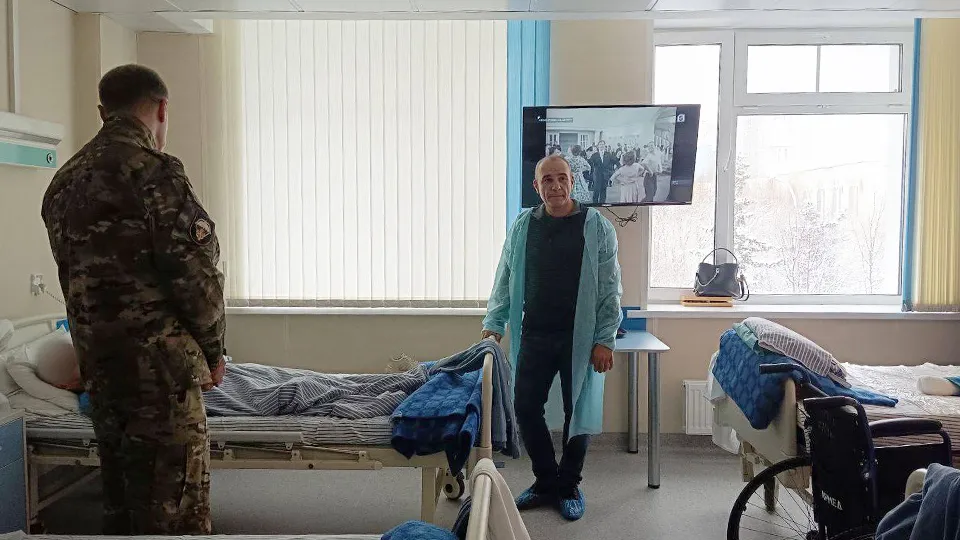 Глава Краснознаменска Владимир Пирогов (крайний справа) в госпитале Министерства Обороны Фото: Администрация Краснознаменска
