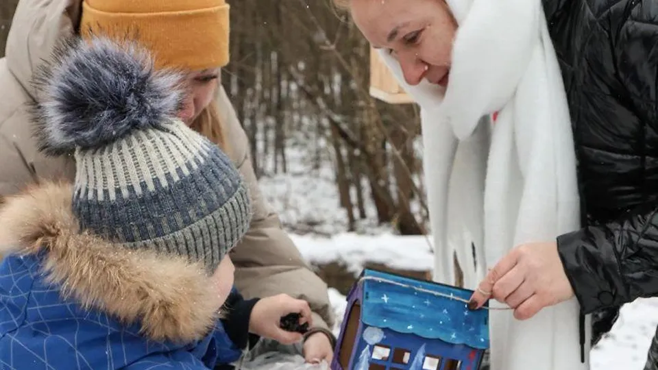Замглавы муниципалитета Валентина Тропанец (справа) в сквере Биокомбината. Фото: пресс-служба администрации Лосино-Петровского