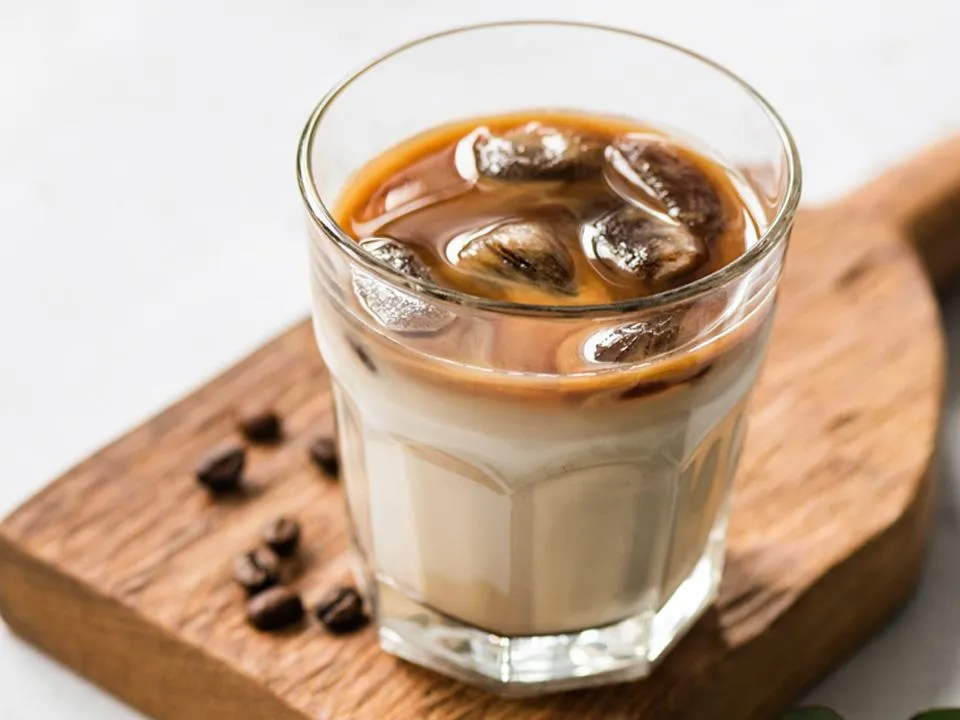 Гонконгский кофе Юаньян опаснее, чем кажется: кому он вреден и чем заменить бодрящий напиток