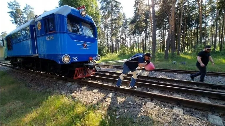33-тонный тепловоз сдвинул с места спортсмен из Люберец