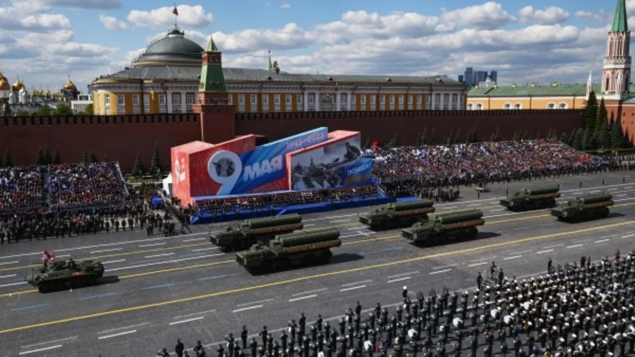 Политолог рассказал о трюке западных СМИ при освещении парада в Москве