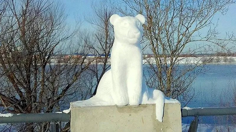 Снежный «Бэнкси»: самые необычные скульптуры из снега в Подмосковье