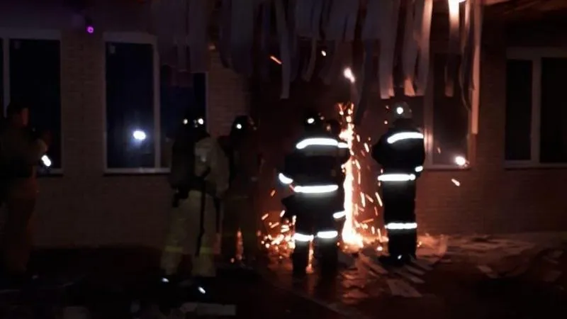Входную группу больницы подожгли в Егорьевске (видео)