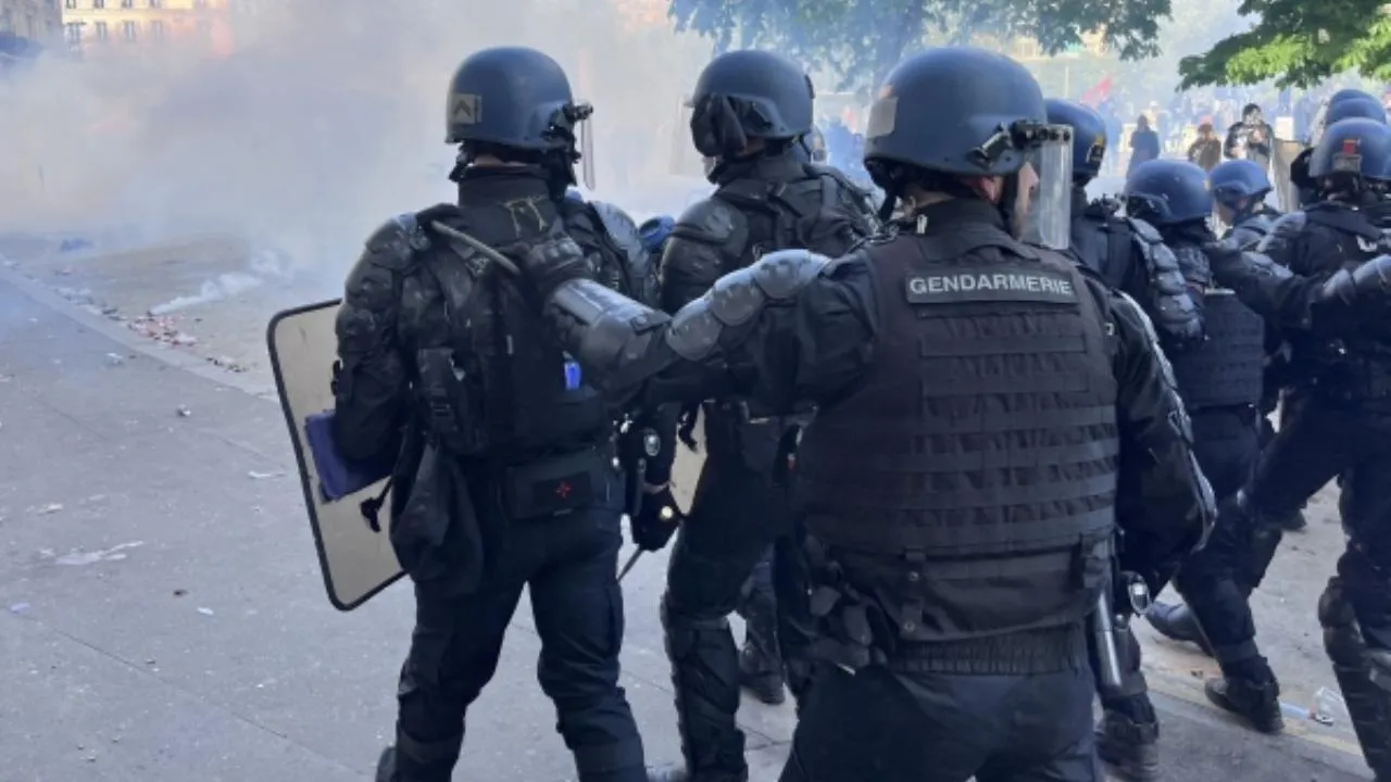 Число задержанных полицией людей за беспорядки во Франции почти достигло восьмидесяти человек