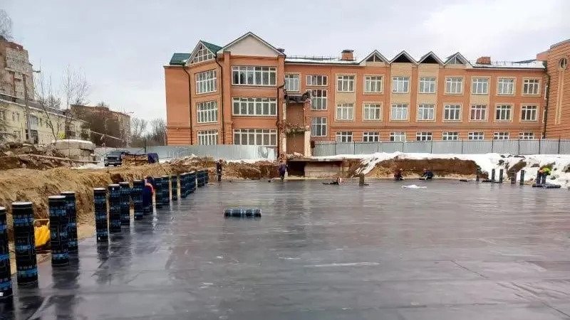 Строители приступили к устройству фундаментной плиты школьной пристройки в Чехове