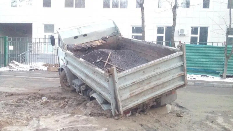 Грузовик ушел под землю в Химках