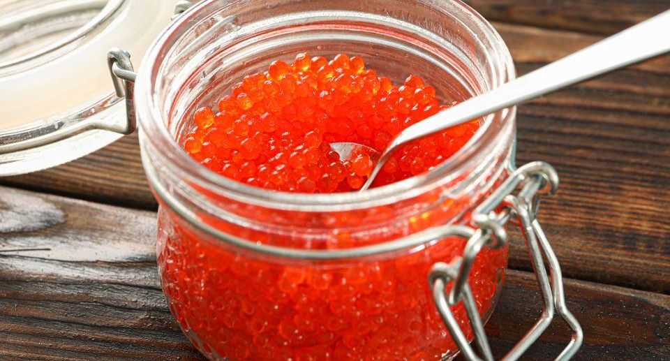 Россияне массово скупают красную икру в больших банках