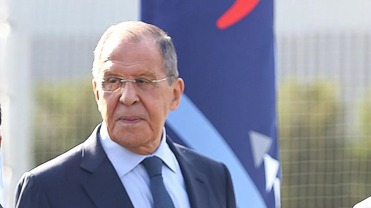 Глава МИД Бразилии подарил Лаврову футболку с автографом Жуниора
