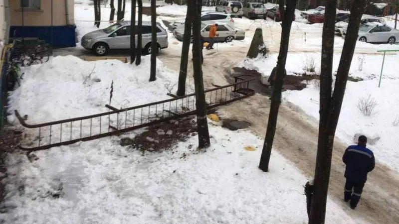 Снег, сошедший с крыши, сбил пожарную лестницу на жилом доме в Дубне