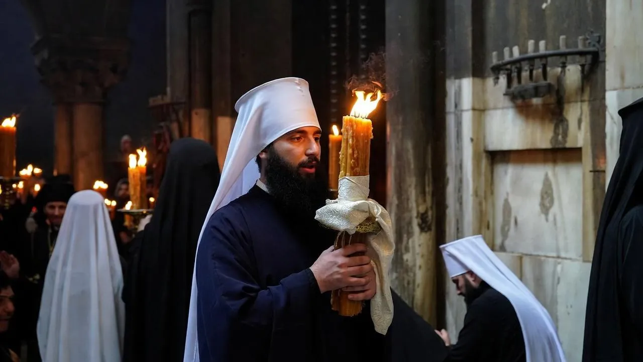 Религиовед рассказал, к каким последствиям приведет отсутствие Благодатного огня в 2026 году