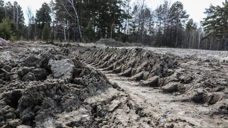 В Соликамске после ремонта дороги машины увязают в грязи
