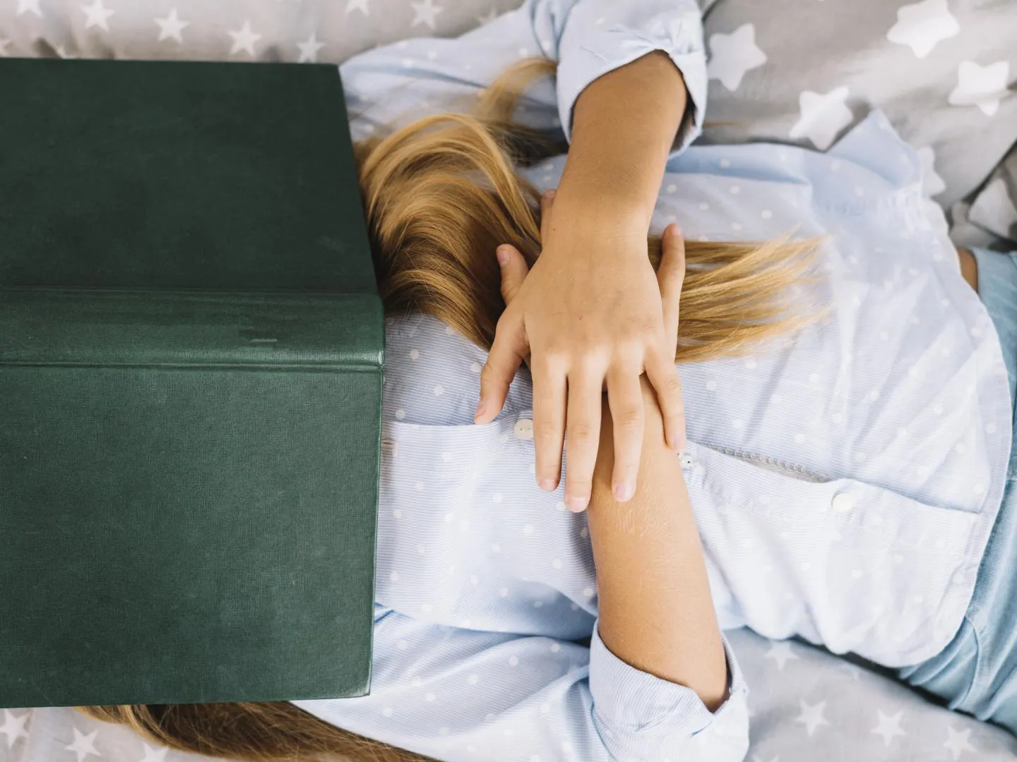 «Работает в одном случае»: эзотерик рассказала, поможет ли учебник под подушкой помочь сдать экзамен