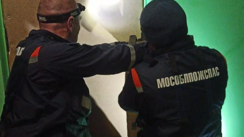 Подмосковные спасатели деблокировали дверь квартиры, где лежал пенсионер с инсультом